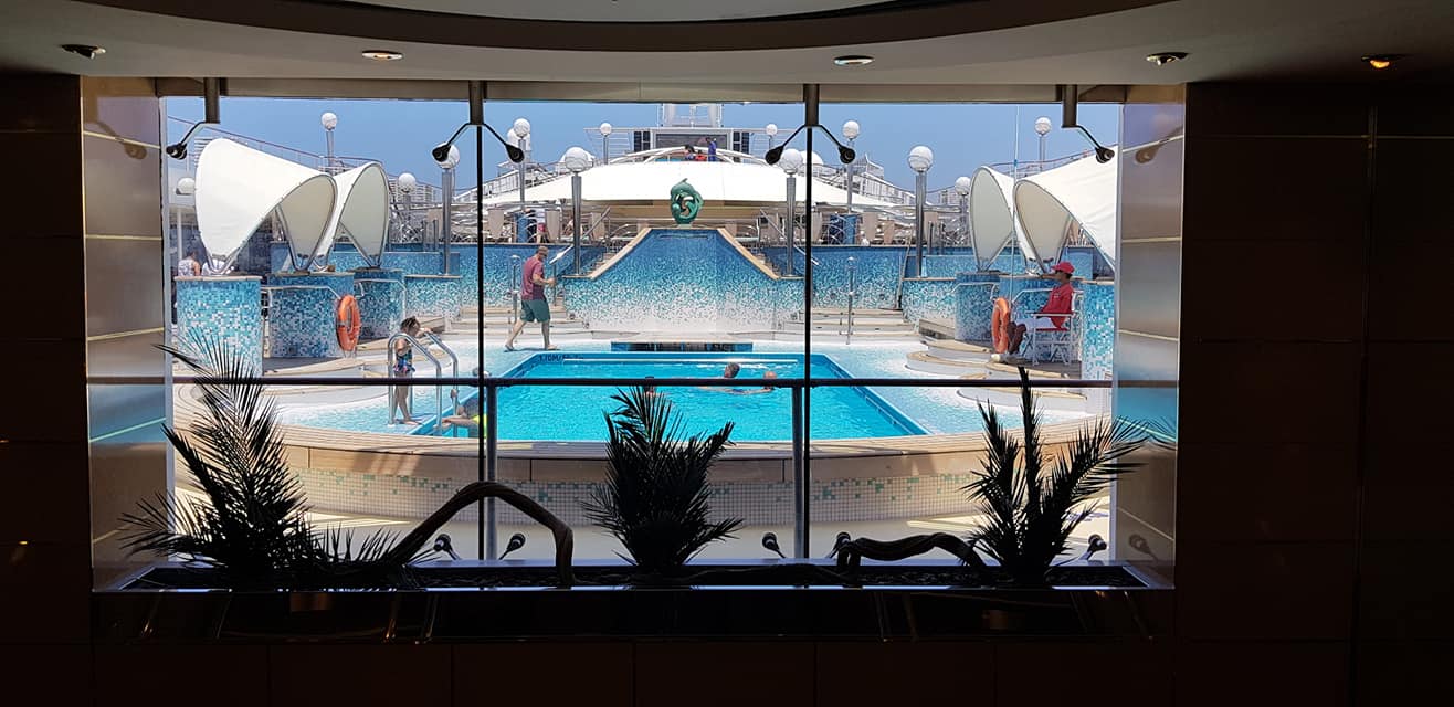 Uitsig van die swembad op die MSC Musica vanaf binne in die skip.