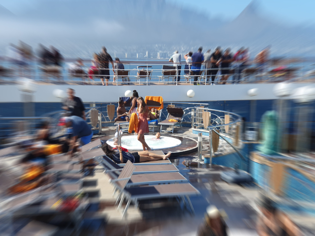 Meisie by jacuzzi op 'n skip