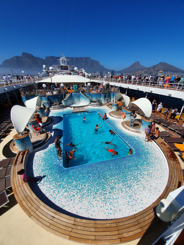 MSC Orchestra se poel-dek met Tafelberg in die agtergrond