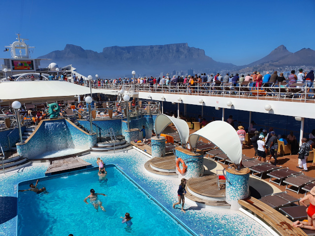 MSC Orchestra se swembad, met Tafelberg in die agtergrond