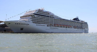 
'N Oorsig van die hawe kant van die MSC Musica